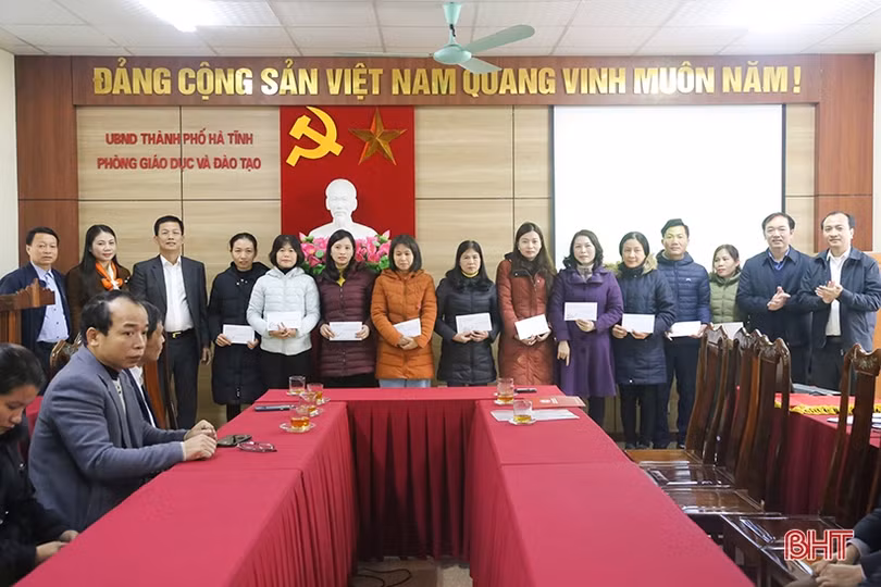 Lãnh đạo TP Hà Tĩnh động viên công nhân nhà máy xử lý rác thải dịp tết