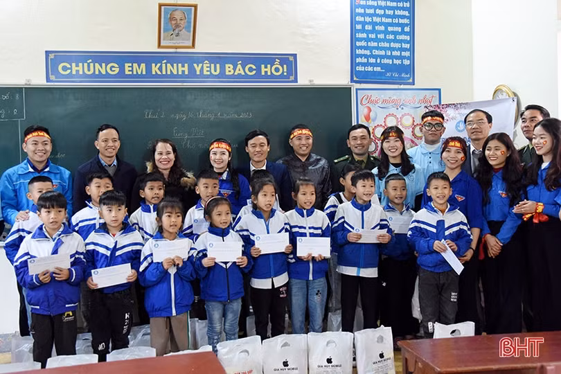 Sinh viên Đại học Hà Tĩnh mang “Xuân về với bản Phú Lâm”