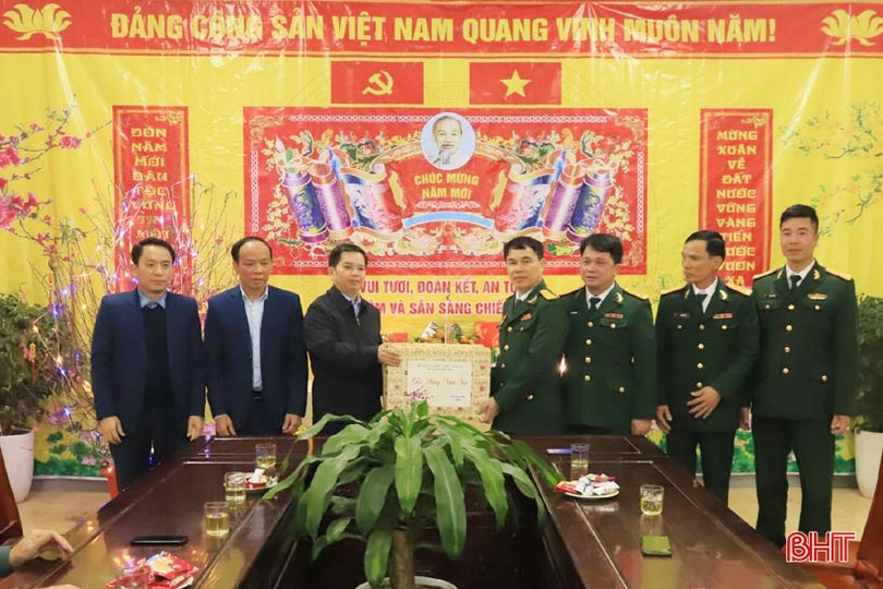 Lãnh đạo Hương Sơn chúc tết các đơn vị đêm giao thừa