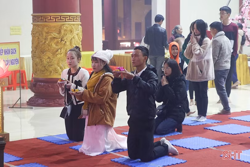 Người dân Hà Tĩnh náo nức đi lễ chùa