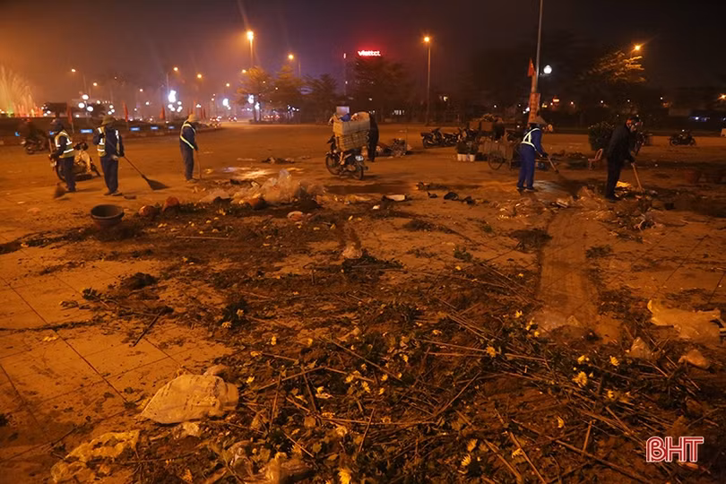 Giao thừa của những người thầm lặng làm sạch phố phường Hà Tĩnh