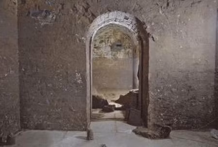 Một cừa vòm bên trong khu mộ. Ảnh: Reuters.
