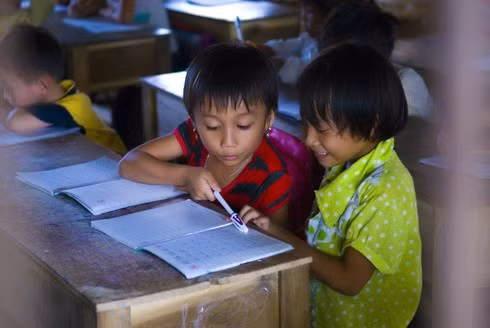 Cây đa, bến nước, mái đình luôn là hình ảnh thân thương của nông thôn Việt Nam. Giếng làng thường là nơi giặt giũ, rửa chân tay của người dân. Con trâu đi trước, cái cày theo sau. Chồng cày, vợ cấy con trâu đi bừa. Một buổi sáng trên cánh đồng vào mùa gieo cấy. Trẻ em theo bố ra đồng. Hàng quán với nước chè xanh, kẹo dồi, kẹo vừng, kẹo lạc. Những ngôi nhà tầng đã mọc lên nhiều hơn những nhà mái ngói hay nhà tranh vách đất, ba gian. Mùa gặt, lúa chín vàng rộ. Chở lúa về nhà. Trẻ giúp mẹ cào thóc. Tát vét, bắt tôm cá. Sẩy thóc trong ánh hoàng hôn. Giúp bạn học bài.