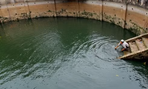 Cây đa, bến nước, mái đình luôn là hình ảnh thân thương của nông thôn Việt Nam. Giếng làng thường là nơi giặt giũ, rửa chân tay của người dân. Con trâu đi trước, cái cày theo sau. Chồng cày, vợ cấy con trâu đi bừa. Một buổi sáng trên cánh đồng vào mùa gieo cấy. Trẻ em theo bố ra đồng. Hàng quán với nước chè xanh, kẹo dồi, kẹo vừng, kẹo lạc. Những ngôi nhà tầng đã mọc lên nhiều hơn những nhà mái ngói hay nhà tranh vách đất, ba gian. Mùa gặt, lúa chín vàng rộ. Chở lúa về nhà. Trẻ giúp mẹ cào thóc. Tát vét, bắt tôm cá. Sẩy thóc trong ánh hoàng hôn. Giúp bạn học bài.