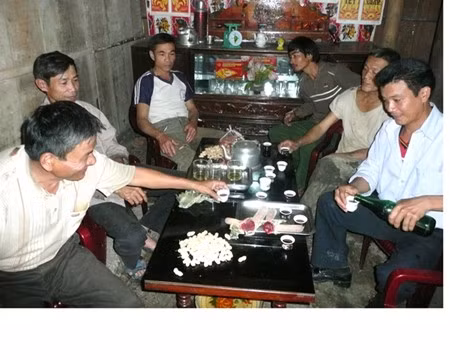 Khi bán hươu phải có mâm cơm đãi khách và bà con làng xóm