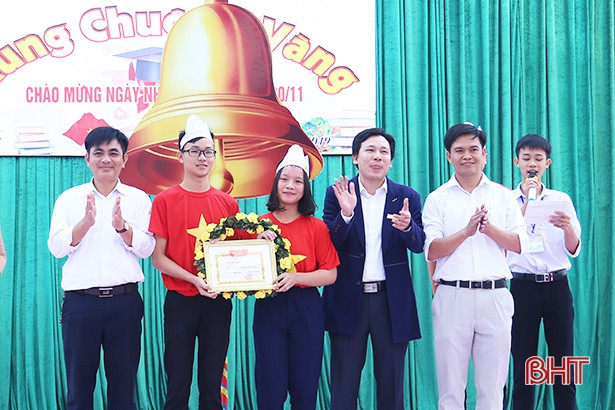 Học sinh Lộc Hà “rung chuông vàng” mừng Ngày Nhà giáo Việt Nam