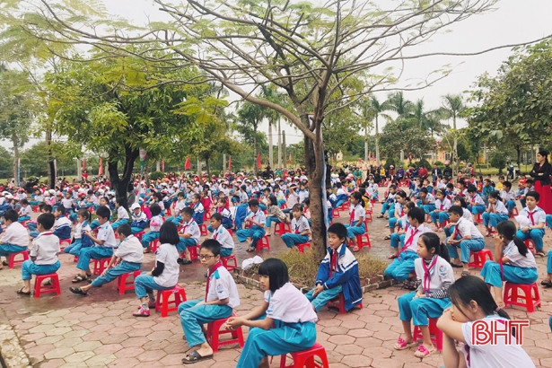 Trao nhiều phần quà ý nghĩa cho học sinh các trường học ở Hà Tĩnh