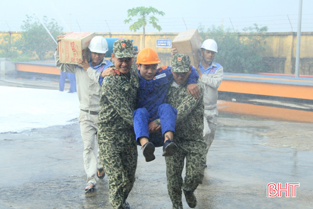 Diễn tập đối phó với tình huống cháy nổ tại trạm chiết nạp gas