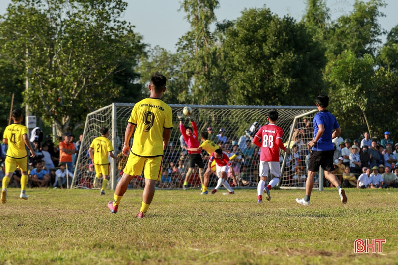 Cầu thủ Hồng Lĩnh Hà Tĩnh “so giò” với thanh niên Kỳ Anh