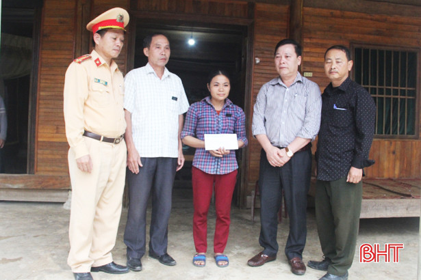 Ban ATGT Hà Tĩnh thăm hỏi, động viên các nạn nhân bị tai nạn giao thông