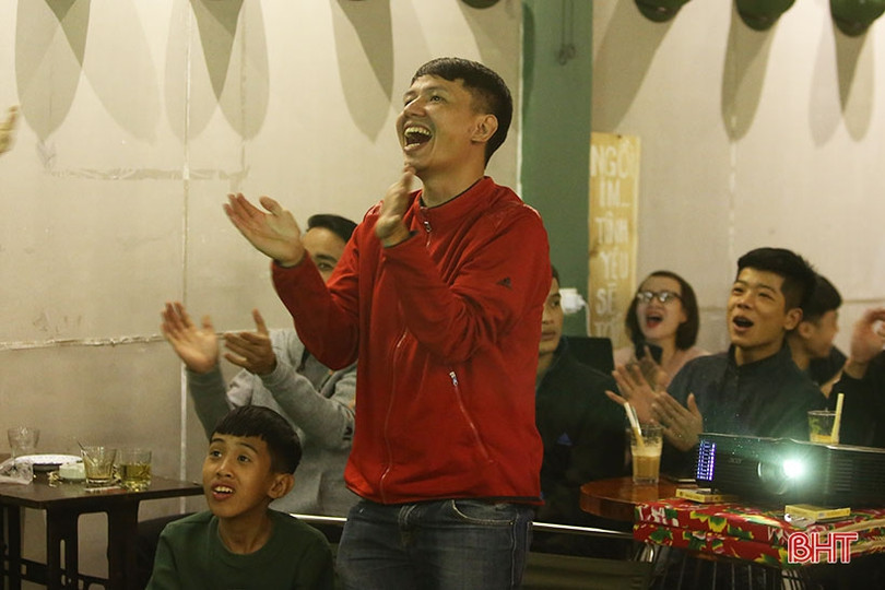 Cổ động viên Hà Tĩnh vỡ òa với chiến thắng của ĐT Việt Nam trước UAE