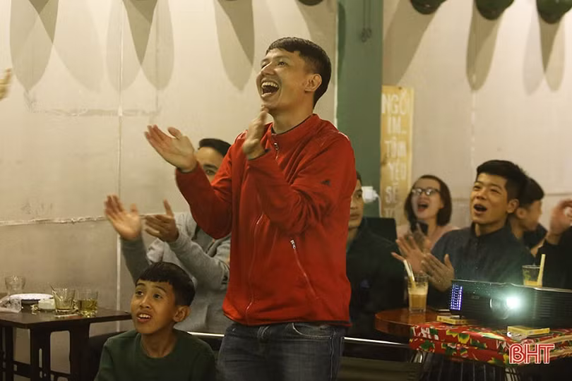 Cổ động viên Hà Tĩnh vỡ òa với chiến thắng của ĐT Việt Nam trước UAE