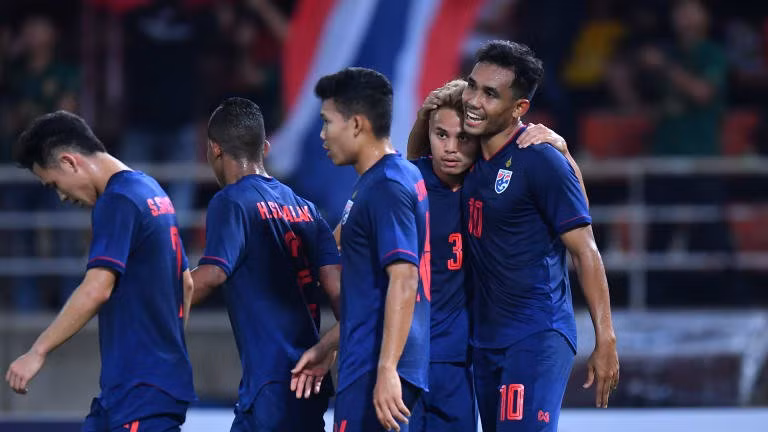 Tuyển Việt Nam học được gì từ Thái Lan để đánh bại UAE?