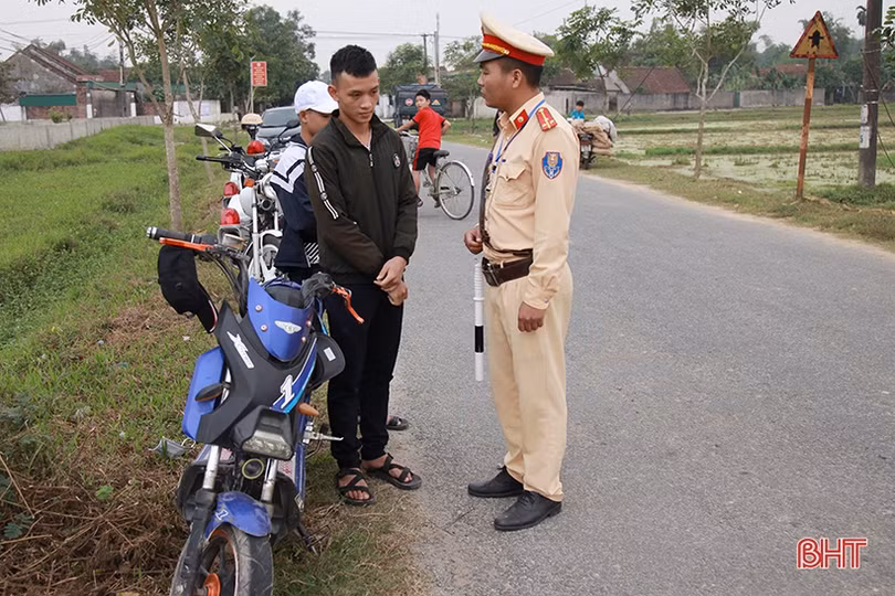 Muôn kiểu người vi phạm “chống chế” với cảnh sát giao thông