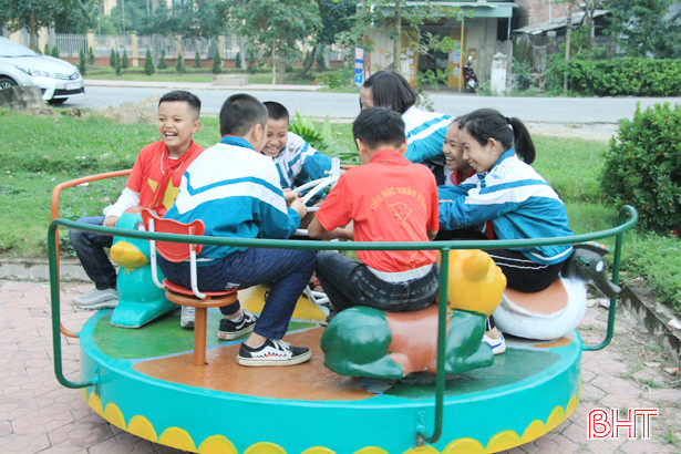 Biến phế thải thành khu vui chơi lý thú cho trẻ em ở Nghi Xuân