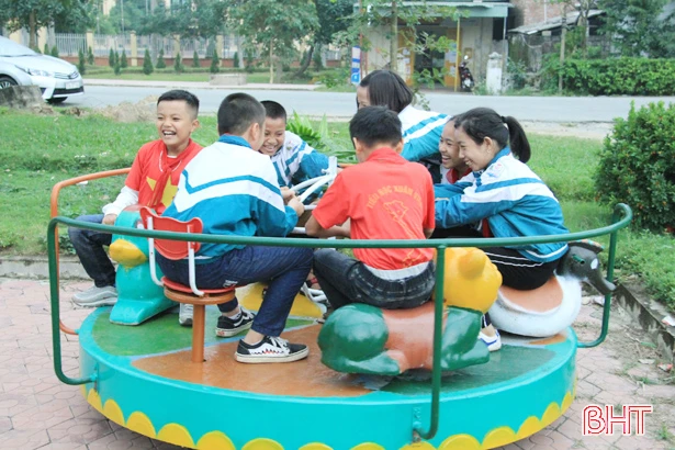 Biến phế thải thành khu vui chơi lý thú cho trẻ em ở Nghi Xuân