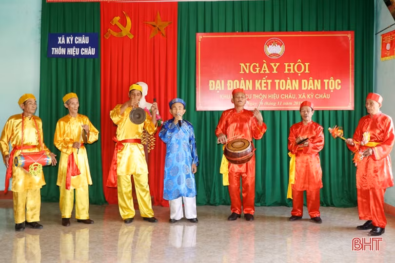 Chủ tịch UBND tỉnh Trần Tiến Hưng vui ngày hội Đại đoàn kết với người dân Kỳ Anh