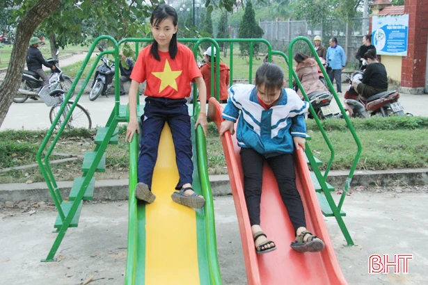 Biến phế thải thành khu vui chơi lý thú cho trẻ em ở Nghi Xuân