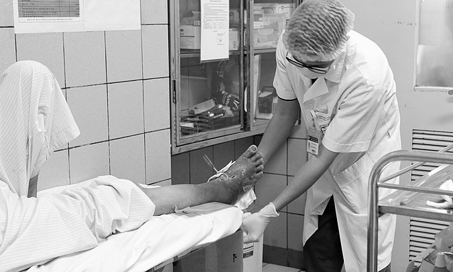 Bệnh nhân đang điều trị biến chứng đái tháo đường tại Bệnh viện Bạch Mai. Ảnh: Mai Thanh. Dự báo 6,3 triệu người Việt bị tiểu đường năm 2045