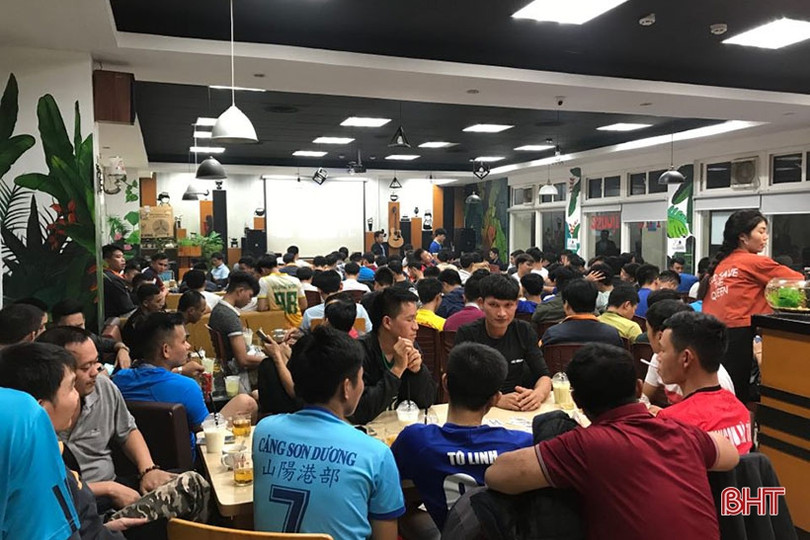 Cổ động viên Hà Tĩnh vỡ òa với chiến thắng của ĐT Việt Nam trước UAE