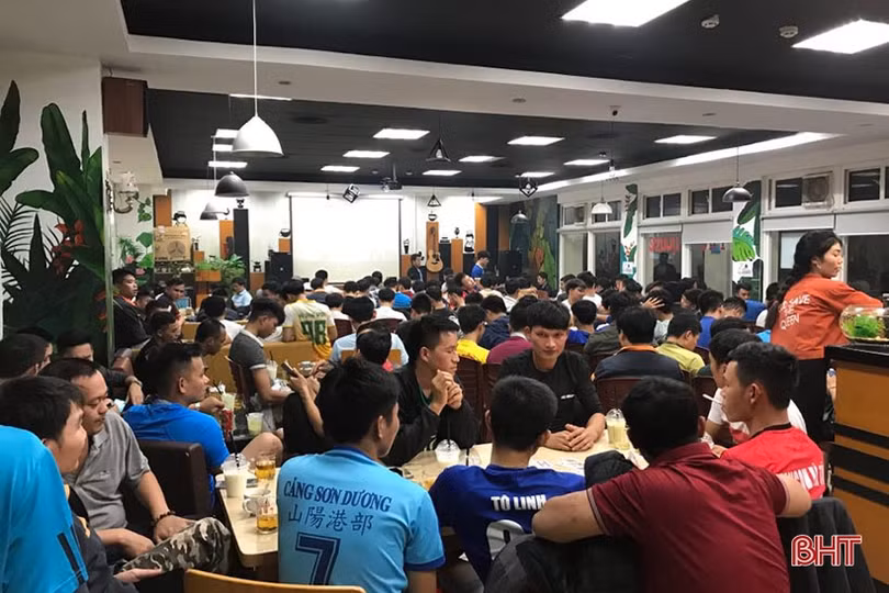 Cổ động viên Hà Tĩnh vỡ òa với chiến thắng của ĐT Việt Nam trước UAE