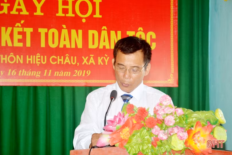 Chủ tịch UBND tỉnh Trần Tiến Hưng vui ngày hội Đại đoàn kết với người dân Kỳ Anh