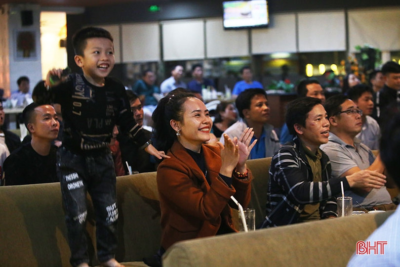 Cổ động viên Hà Tĩnh vỡ òa với chiến thắng của ĐT Việt Nam trước UAE