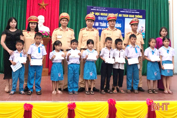 Gần 800 học sinh Lộc Hà được giáo dục Luật Giao thông đường bộ