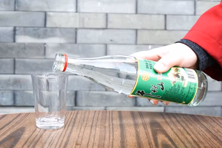 5 người chết vì ngộ độc rượu ở đám cưới