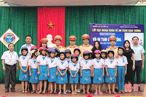 Gần 800 học sinh Lộc Hà được giáo dục Luật Giao thông đường bộ