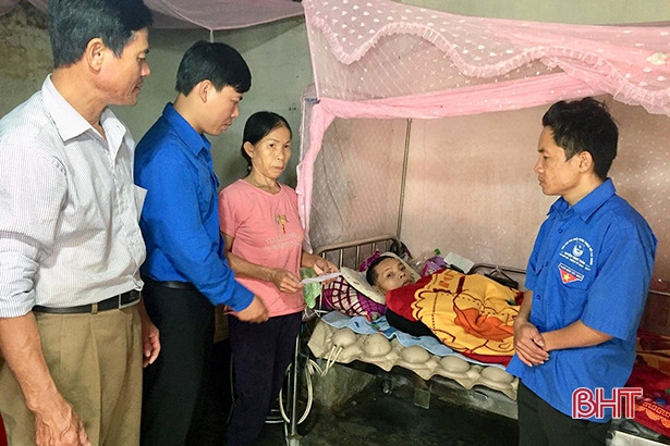 Trao tặng 100 lá cờ Tổ quốc cho ngư dân xã ven biển Nghi Xuân