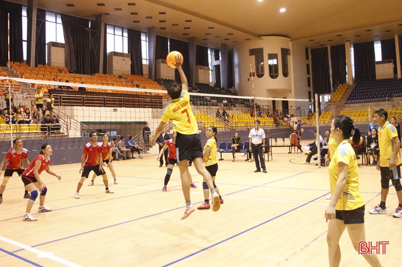 Hương Khê vô địch Giải Bóng chuyền hơi nam nữ trung - cao tuổi toàn tỉnh