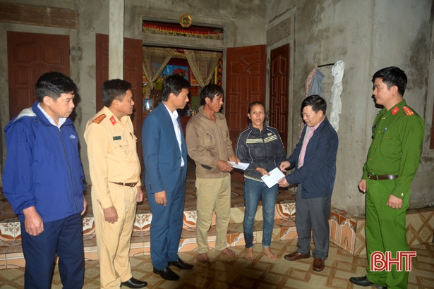 Ban ATGT Hà Tĩnh động viên gia đình nạn nhân TNGT ở Cẩm Xuyên, TX Kỳ Anh