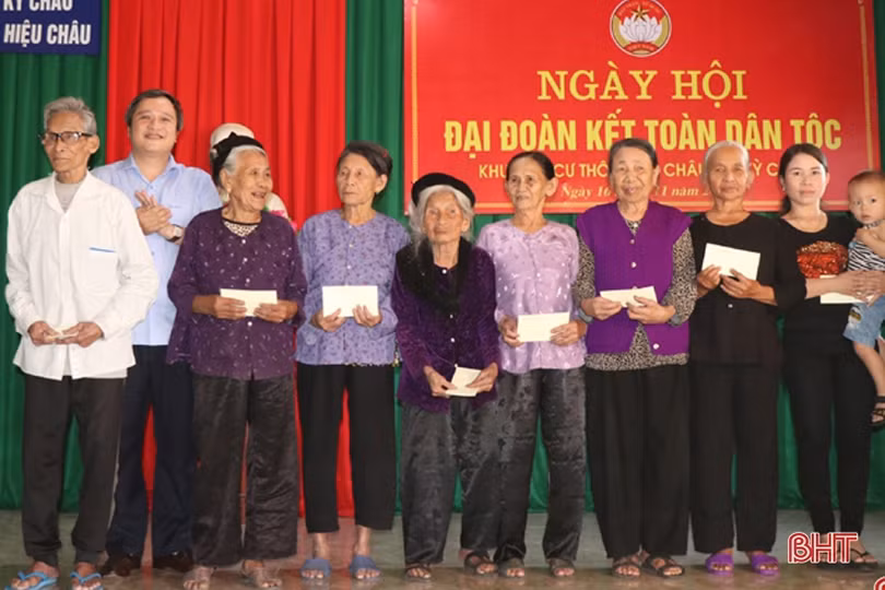 Chủ tịch UBND tỉnh Trần Tiến Hưng vui ngày hội Đại đoàn kết với người dân Kỳ Anh