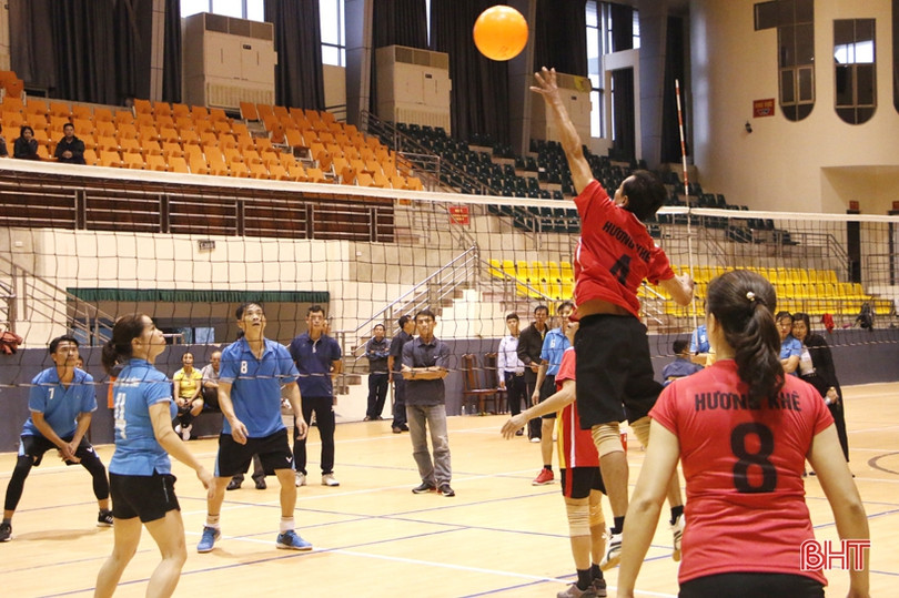 Hương Khê vô địch Giải Bóng chuyền hơi nam nữ trung - cao tuổi toàn tỉnh