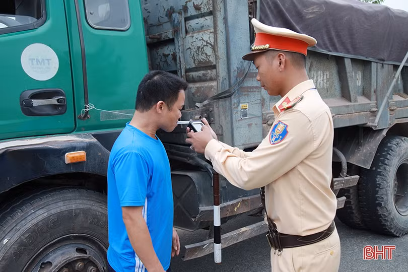 Muôn kiểu người vi phạm “chống chế” với cảnh sát giao thông