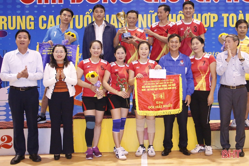 Hương Khê vô địch Giải Bóng chuyền hơi nam nữ trung - cao tuổi toàn tỉnh