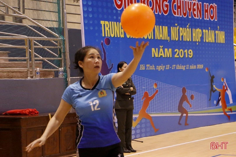 Khởi tranh Giải Bóng chuyền hơi trung cao tuổi nam nữ Hà Tĩnh