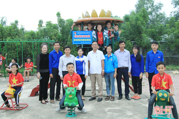 Biến phế thải thành khu vui chơi lý thú cho trẻ em ở Nghi Xuân