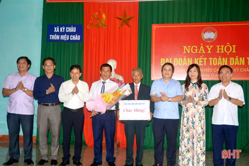 Chủ tịch UBND tỉnh Trần Tiến Hưng vui ngày hội Đại đoàn kết với người dân Kỳ Anh