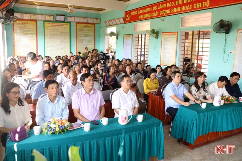 Chủ tịch UBND tỉnh Trần Tiến Hưng vui ngày hội Đại đoàn kết với người dân Kỳ Anh