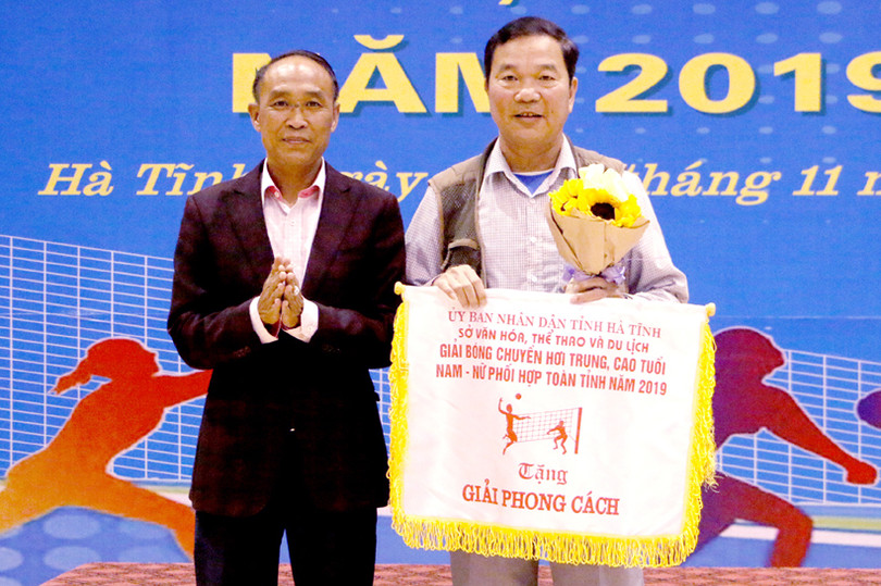 Hương Khê vô địch Giải Bóng chuyền hơi nam nữ trung - cao tuổi toàn tỉnh