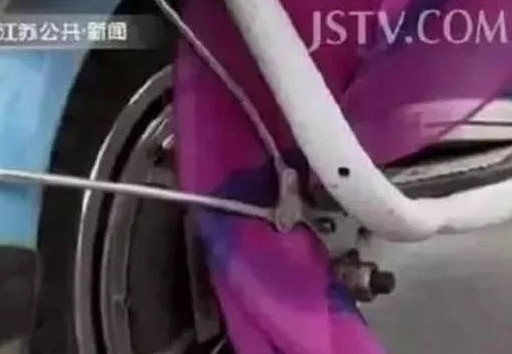 Chiếc khăn gây tai nạn cho cô bé. 10 thói quen sinh hoạt có thể gây nguy hiểm tính mạng