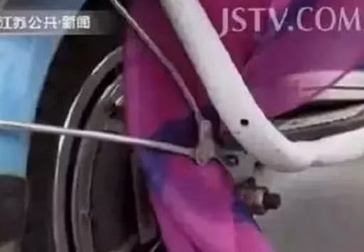 Chiếc khăn gây tai nạn cho cô bé. 10 thói quen sinh hoạt có thể gây nguy hiểm tính mạng