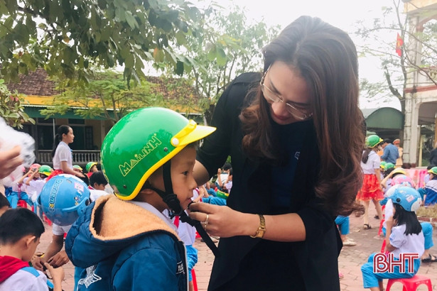 Trao nhiều phần quà ý nghĩa cho học sinh các trường học ở Hà Tĩnh