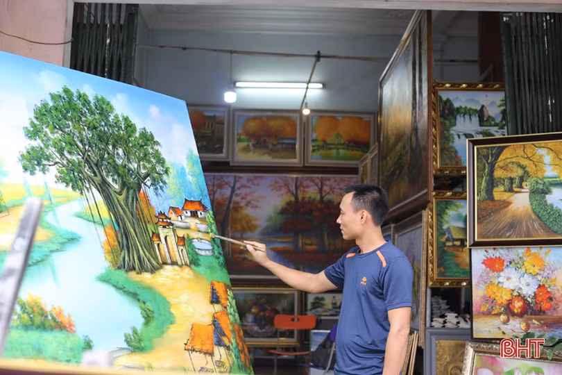 Khách ưa tranh thị trường, họa sĩ Hà Tĩnh buồn lòng nhưng vẫn chiều ý!