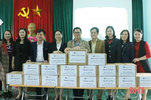 Trao nhiều phần quà ý nghĩa cho học sinh các trường học ở Hà Tĩnh