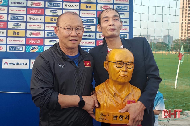 Vượt gần 400km, CĐV Hà Tĩnh tặng món quà đặc biệt cho HLV Park Hang Seo