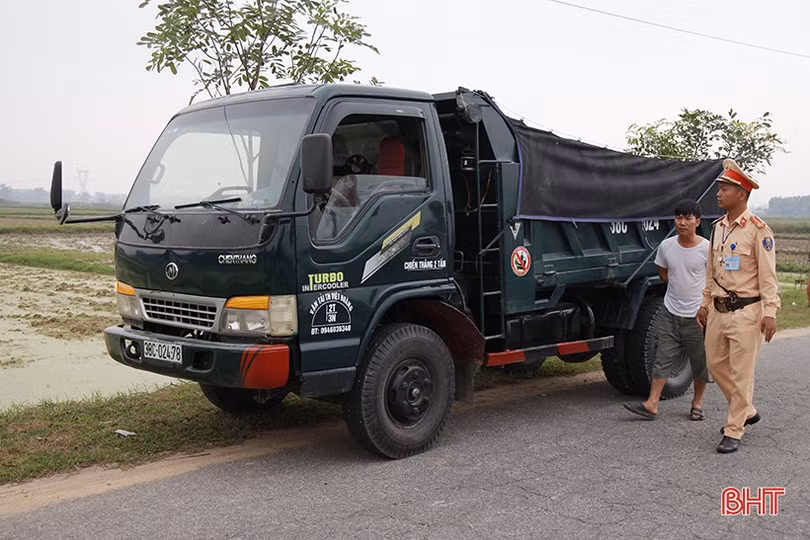Muôn kiểu người vi phạm “chống chế” với cảnh sát giao thông