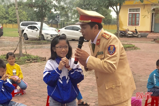 Trao nhiều phần quà ý nghĩa cho học sinh các trường học ở Hà Tĩnh